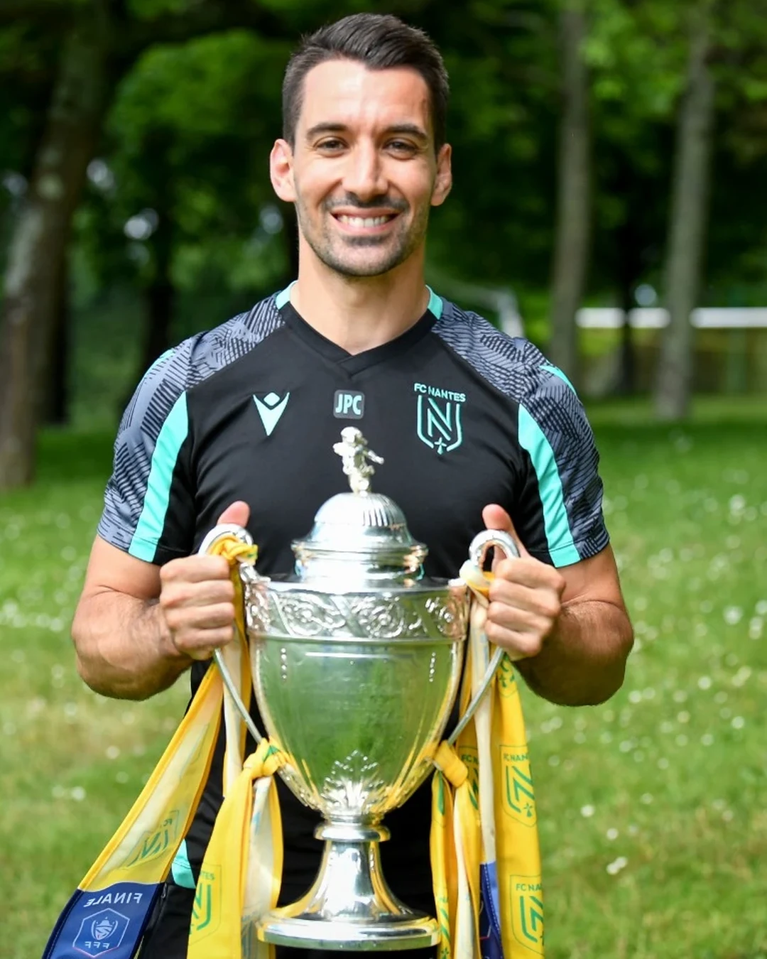 JP Cadu, kiné du sport à Nantes, avec la Coupe de France remportée avec le FC Nantes