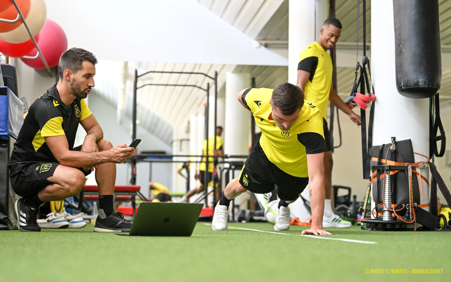 JP Cadu en séance de réathlétisation avec un joueur du FC Nantes au centre d'entraînement